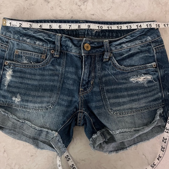 Women’s American Eagle Low Rise Denim Jean shorts with 4" Inseam cuff - Picture 5 of 6